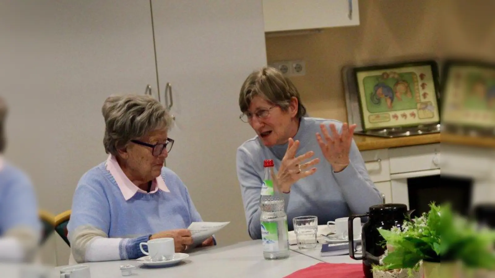 Literatur mit Kaffee und Diskussion: Die ehrenamtliche Helferin Claudia Gollner (rechts) betreibt seit Dezember den sehr gut besuchten monatlichen Literaturkreis. (Foto: us)