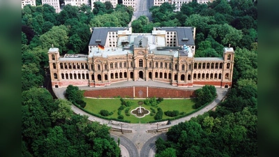 Der bayerische Landtag: 77 der 180 Volksvertreter kamen im Herbst neu dazu. (Foto: Bildarchiv Bayer. Landtag, Rolf Poss)