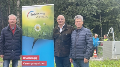 Grünwalds Bürgermeister Jan Neusiedl und die Geschäftsführer der Erdwärme Grünwald GmbH, Andreas Lederle und Stefan Rothörl, freuen sich über den gelungenen Nordanschluss der Geothermie. (Foto: hw)