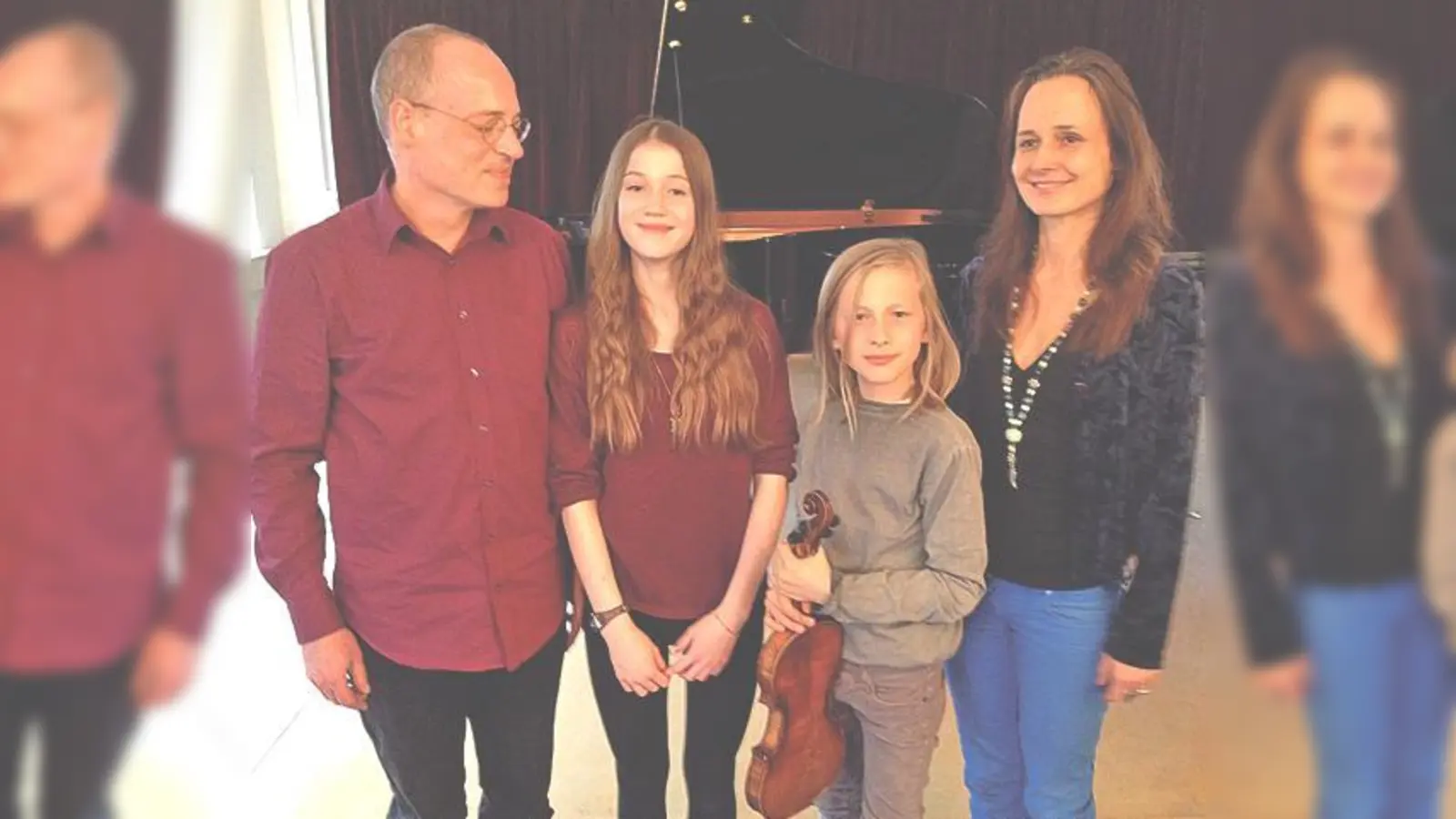 Robert Jobst und Brigitta Elia spielen in Begleitung ihrer Kinder in der Musikschule auf.	 (Foto: VA)