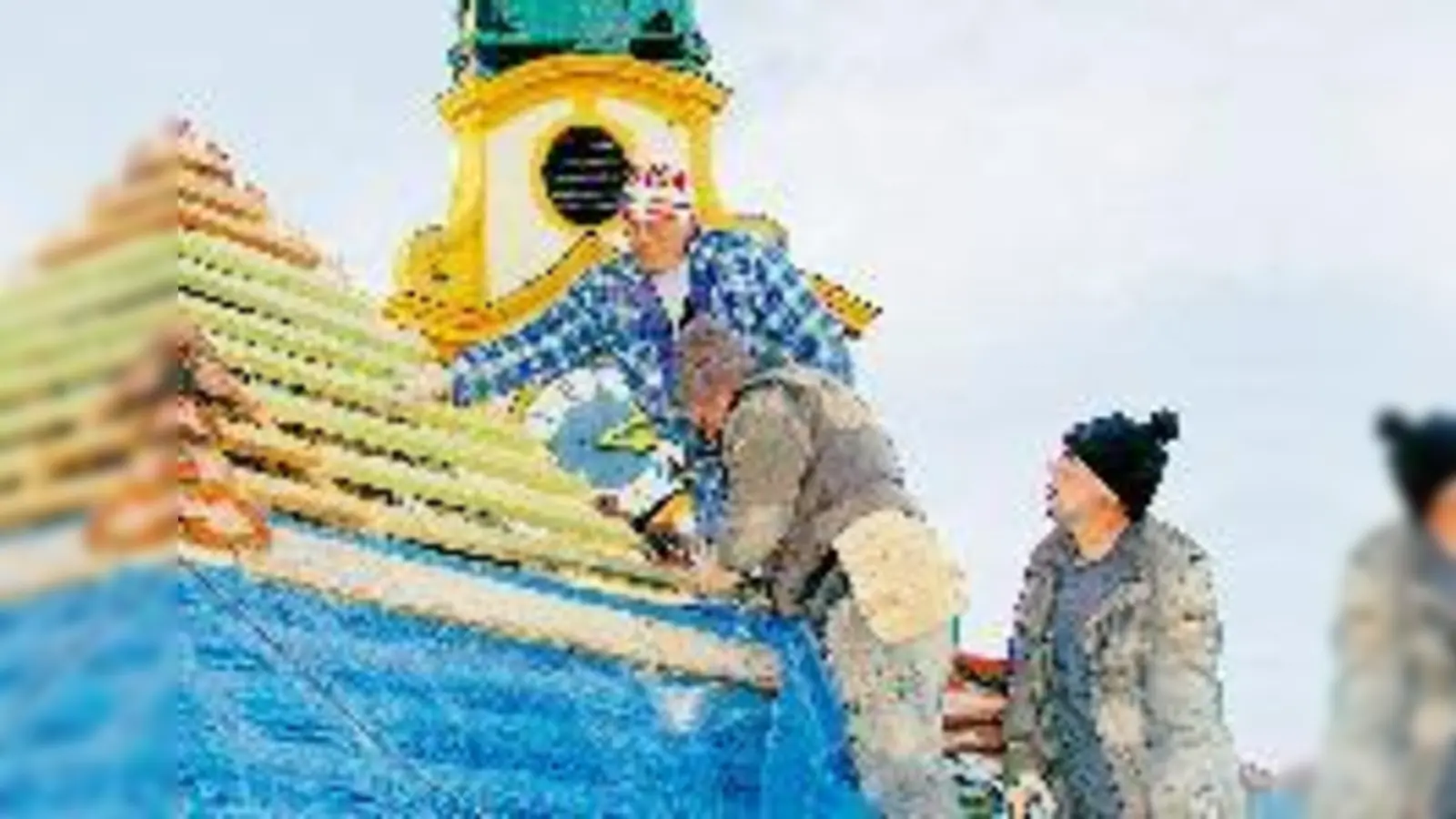 Über die Hälfte der Dachsanierung von St. Michael ist schon geschafft: Marcus Grabrucker (rechts) macht die Nordseite mit seinen Kollegen derzeit winterfest. Die Südseite ist bereits fertig.	 (Fotos: ms)