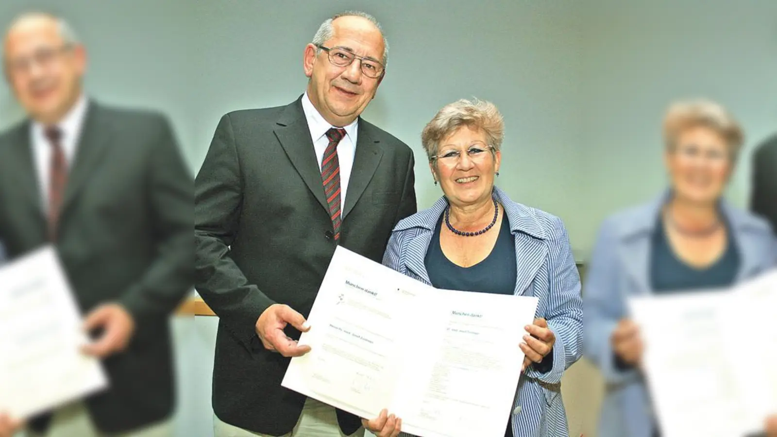 »München dankt!« Dr. Josef Zormaier. Stadträtin ­Hacker konnte die Urkunde überreichen.	  (Foto: Karl Hirt)