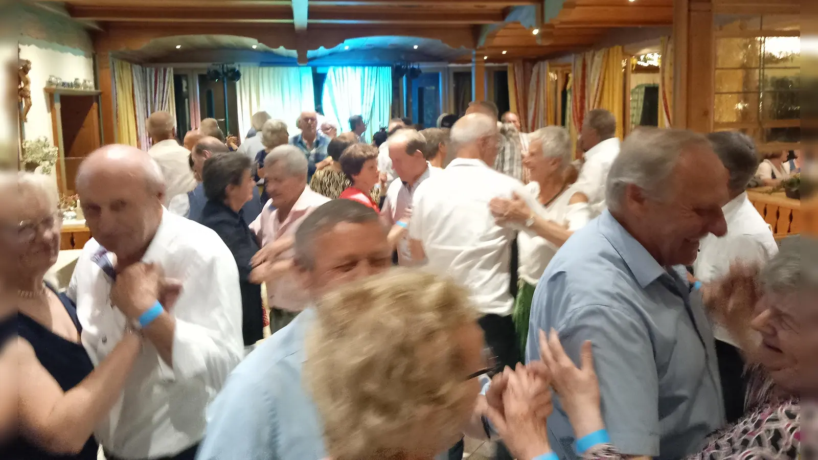 Dicht gedrängt wurde beim Tanz in den Mai miteinander geschwoft.  (Foto: Seitz)