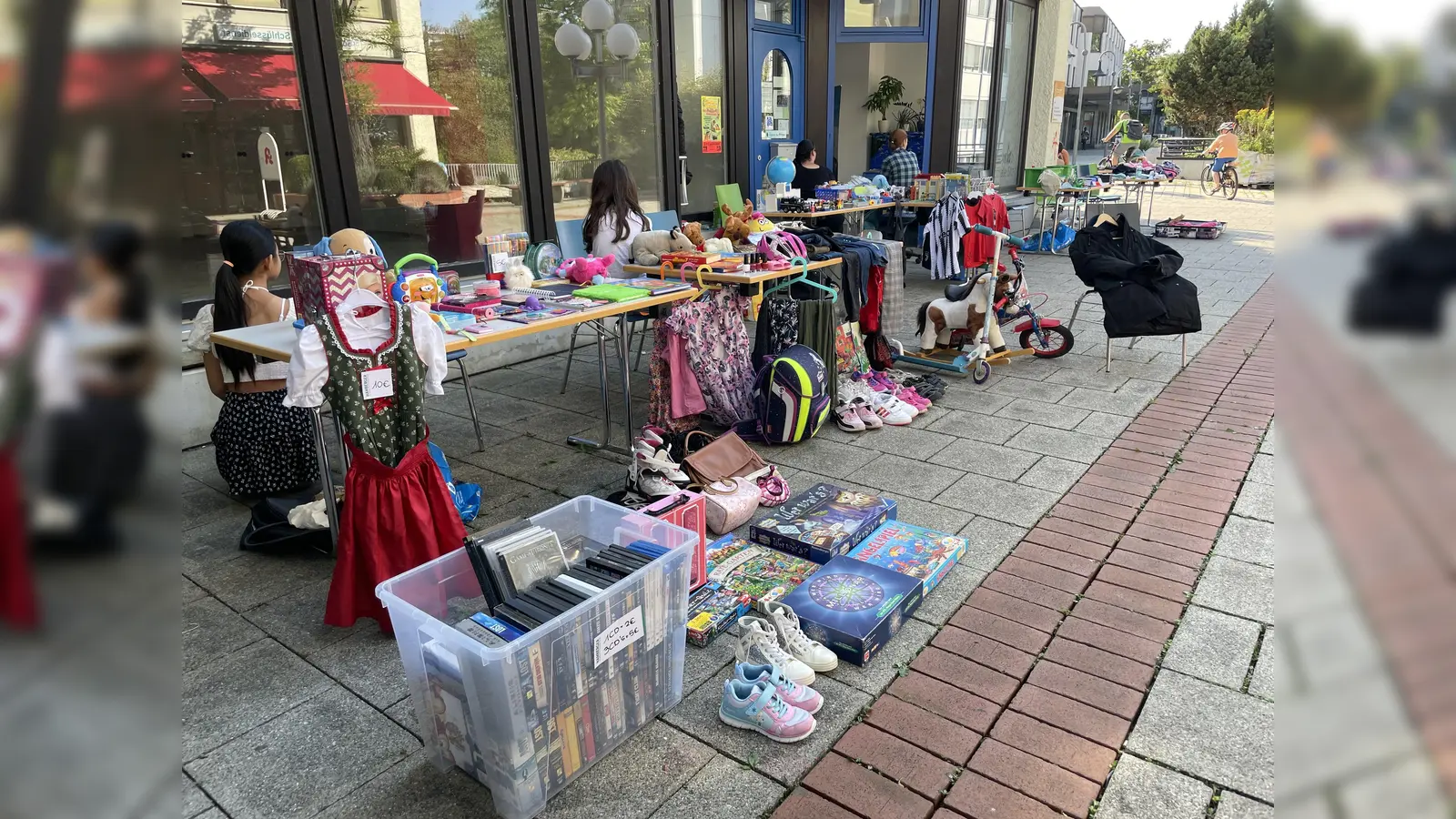 Zum fröhlichen Kinderflohmarkt wird in die Eschenpassage eingeladen.  (Foto: Schulze)