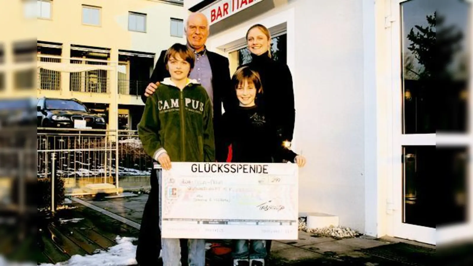 Die beiden Buben Dominik und Florian (v. l.) übergaben einen stolzen Scheck, den sie bei Tabaluga Tivi gewonnen hatten an den Vorsitzenden von Grünwald hilft, Klaus Heun. Es gratulierte Stephanie Frimmer von Tivi.   (Foto: Woschée)