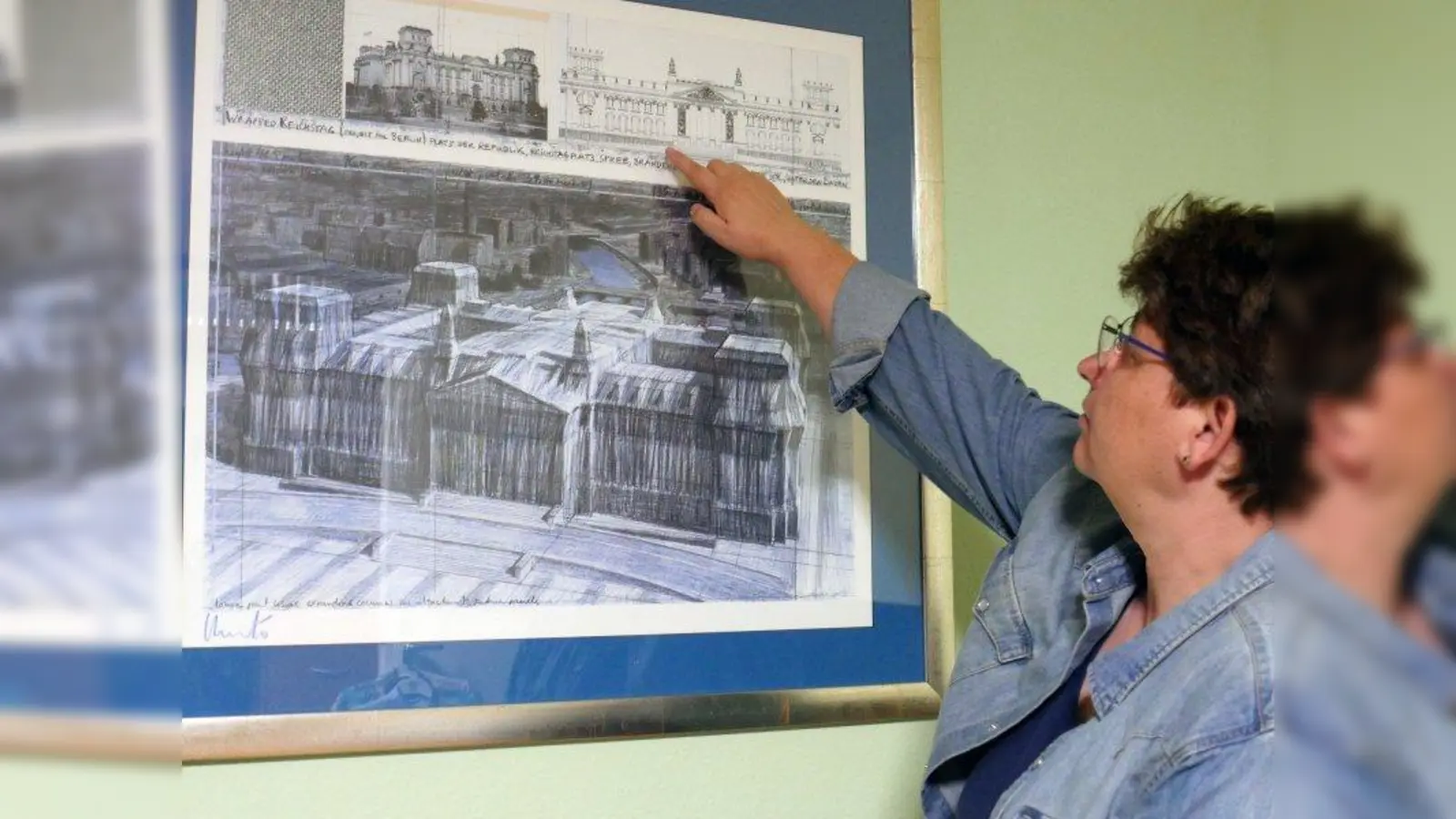 Im Wohnzimmer von Micky Wenngatz hängt ein signierter Druck von Christo mit Skizzen des verpackten Reichstag und einem Stück des Materials, mit dem Christo den Reichstag verpackt hatte. (Foto: privat)