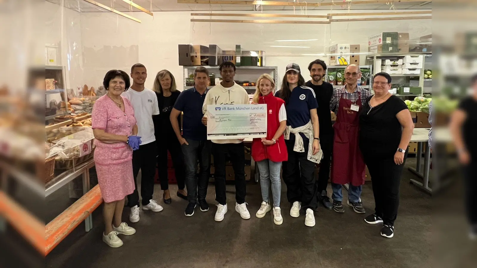 Als Spieler des Monats entschied sich Boipelo Mashigo von der SpVgg dafür, den Spendenscheck an die Helfer des Caritas Tisches zu übergeben.  (Foto: SpVgg Unterhaching)