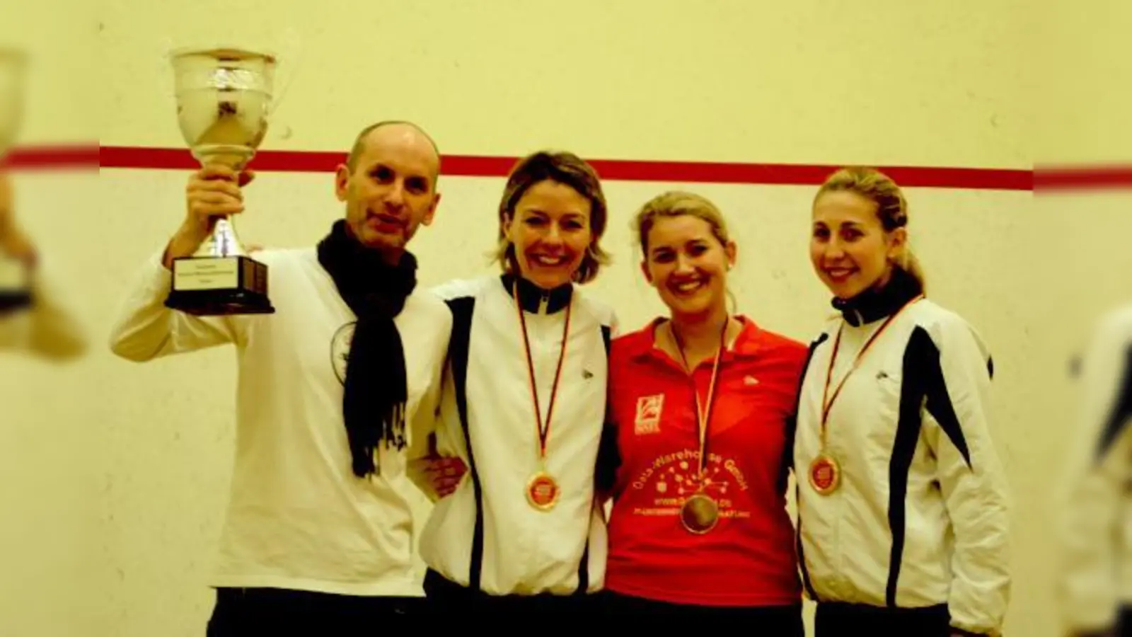 Sina Wall, Astrid Kern, Sonja Elsayed und Franky ­Weber bei der Siegerehrung.	 (Foto: VA)