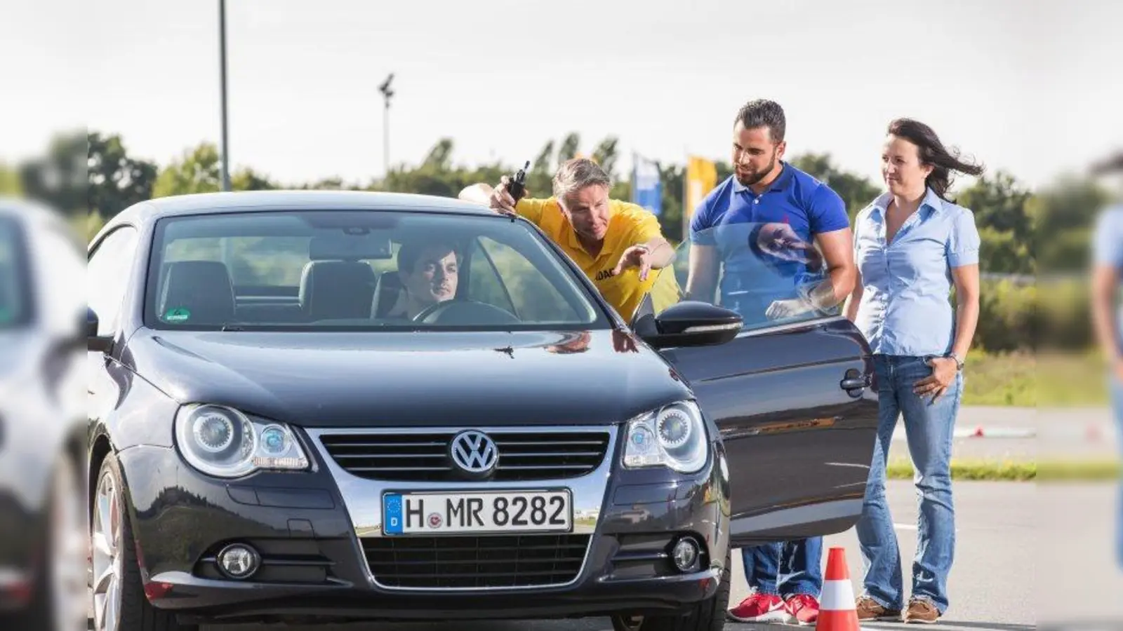 Bei einem ADAC Fahrsicherheitstraining lernen die Teilnehmer, Gefahren frühzeitig zu erkennen und darauf richtig und schnell zu reagieren. (Foto: Foto: ADAC)