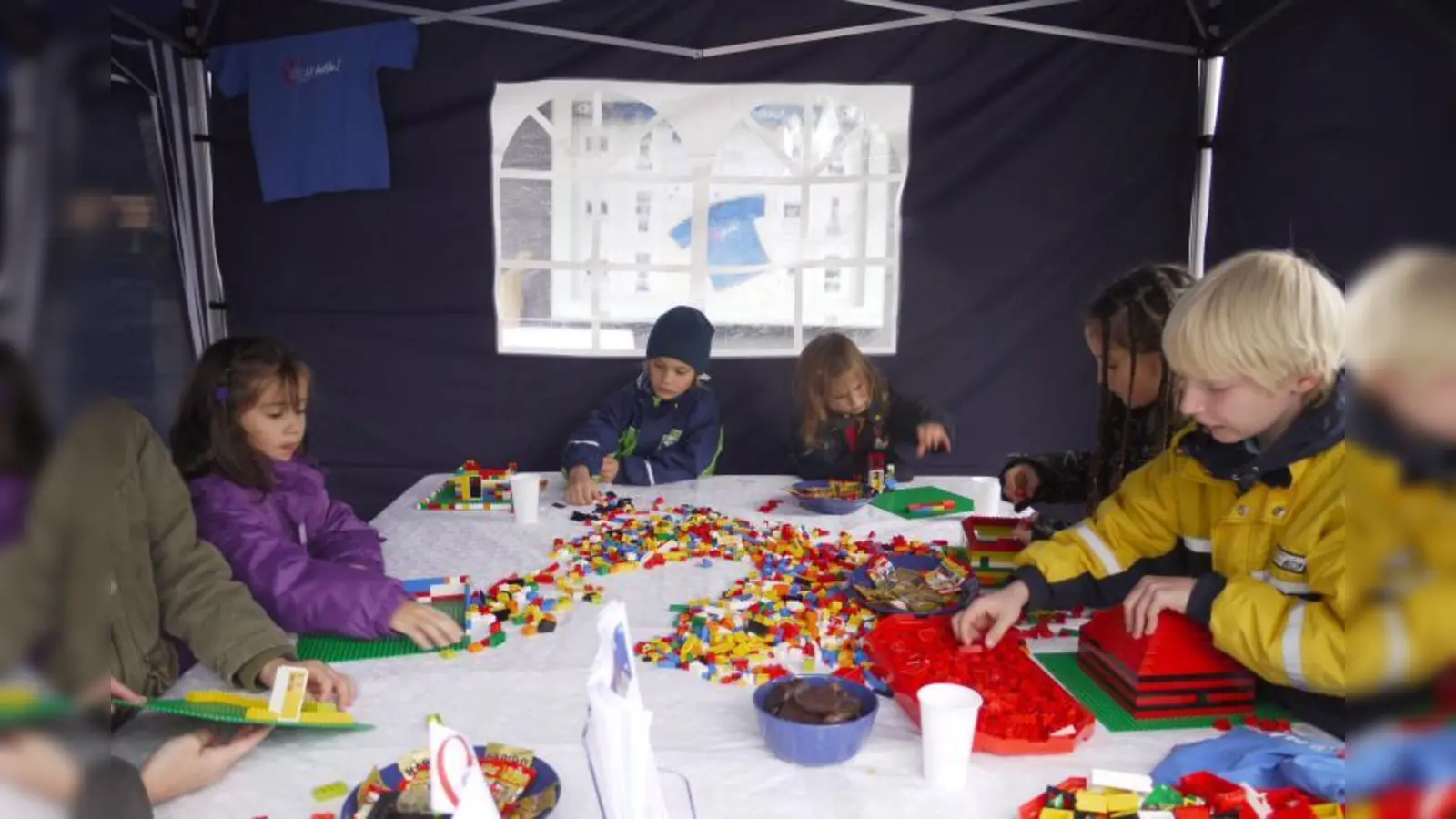 Die jungen Baumeister in Aktion (Foto: pi)