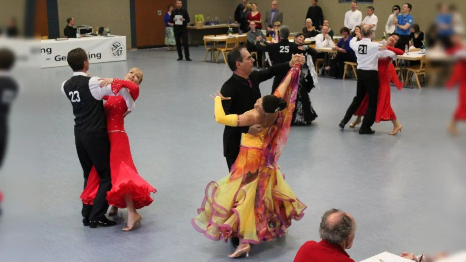 Die Turnierpaare der SEN I C in Aktion. (Foto: M. Saumweber)