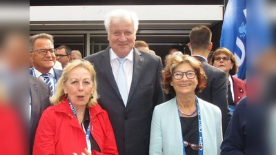 Landesvater mit Damen: Horst Seehofer, flankiert von Margot Günther (l.) und Franziska Miroschnikoff, bei der Landesversammlung der Senioren-Union. (Foto: Senioren Union)