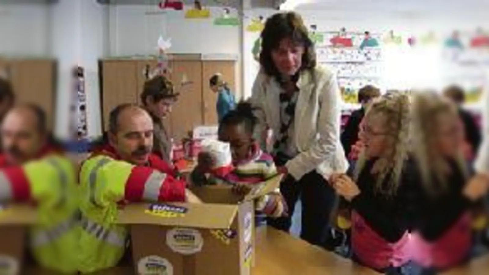 Angelika Demmerschmidt (Antenne Bayern) ist begeistert vom Einsatz der Kinder der Grundschule an der Thelottstraße und der Johanniter.	  (Foto: VA)