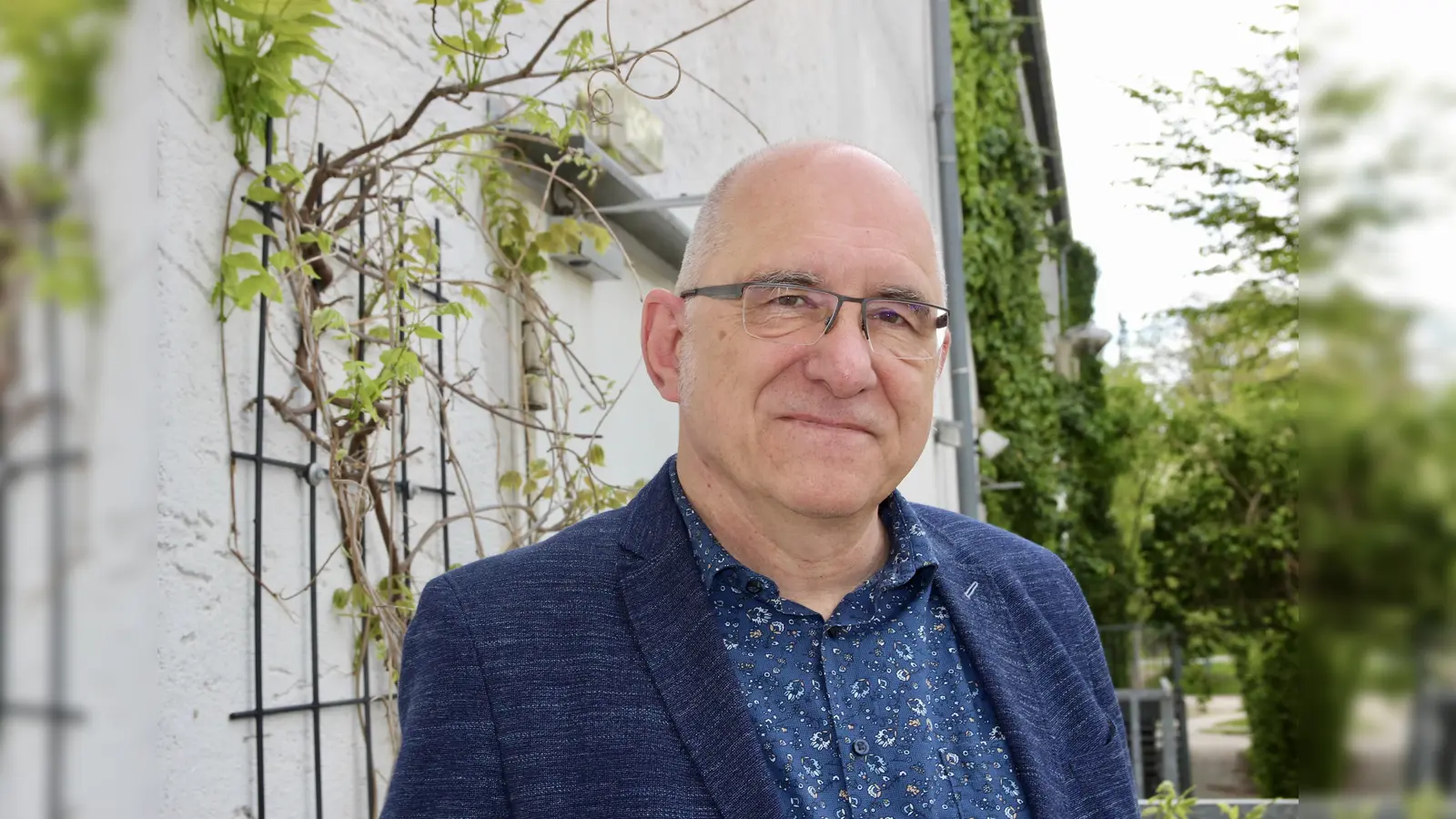 Frieder Vogelsgesang ist seit Mai 2020 Vorsitzender des Bezirksausschusses 21 und freute sich, dass das Gremium nun endlich wieder im Rathaus tagen kann. (Foto: us)