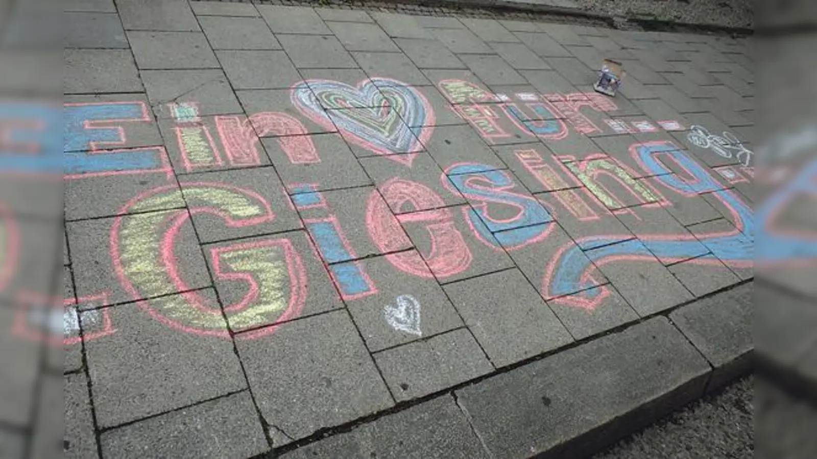 Mit Straßenmalkreide sollen die Fahrrinnen der ehemaligen Bushaltestelle am Kolumbusplatz verschönert werden.	 (F.: VA)