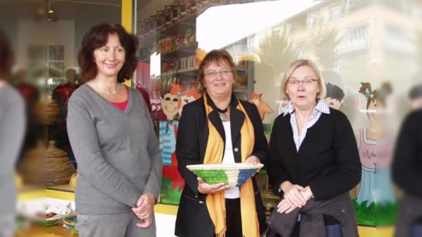 Rund 100 Mitglieder hat die Genossenschaft, die den Laden „Weltoffen“ betreibt; die Vorstandsfrauen Petra Dunkel, Regina Ranzinger und Monika Palinkasch (von links) freuten sich am Samstag über die gelungene Eröffnung. (Foto: Eva Schraft)
