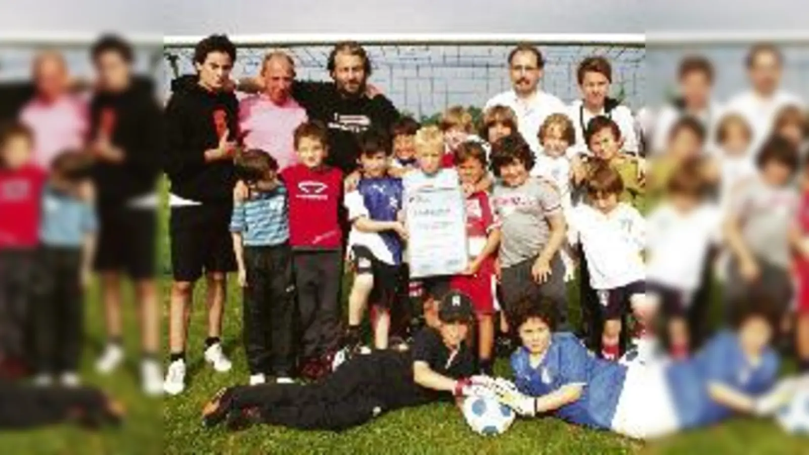 Auch der Maccabi-Fußballnachwuchs freut sich über die Auszeichnung: Maurice Schreibmann (hinten, 2. v. l.) und Fußball-Abteilungsleiter Georg Auhuber (hinten, 2. v. r.) fördern schon bei den Kleinen Integration und Toleranz.  (Foto: ko)