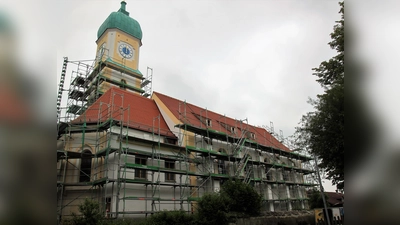 Am Sonntag, 8. September, findet der Tag des offenen Denkmals statt. Diese hinter einem großen Baugerüst versteckte Kirche ist dabei: die Katholische Pfarrkirche St. Nikolaus in Haimhausen. (Foto: Skrabal)