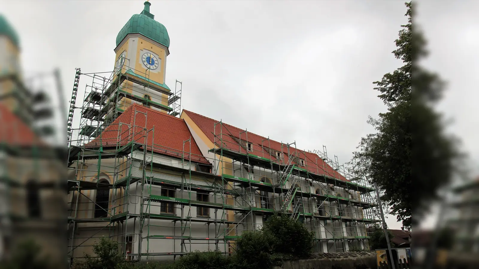 Am Sonntag, 8. September, findet der Tag des offenen Denkmals statt. Diese hinter einem großen Baugerüst versteckte Kirche ist dabei: die Katholische Pfarrkirche St. Nikolaus in Haimhausen. (Foto: Skrabal)