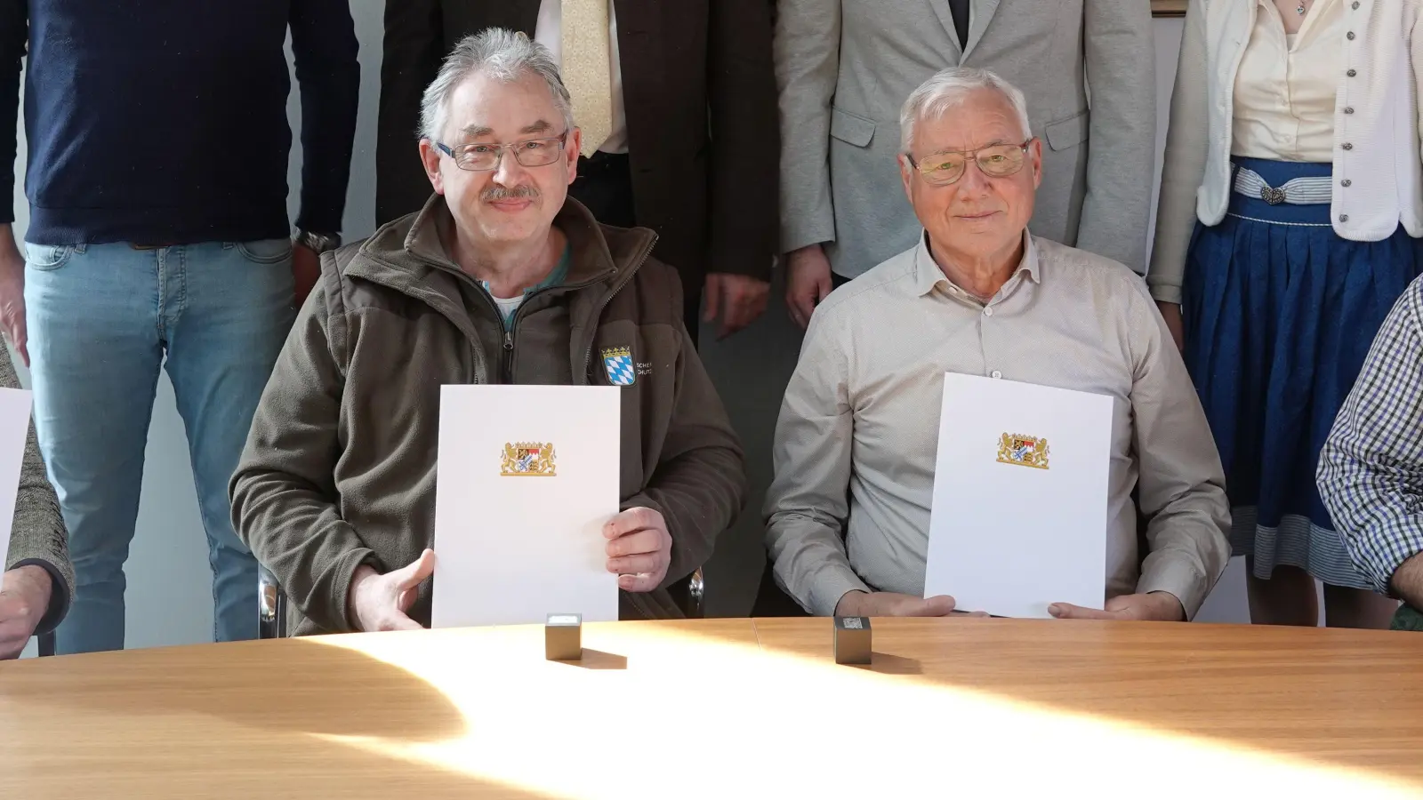 Die Ehrennadel in Bronze erhielten (vorne v. links) Wolfgang Mau, Alfred Baumgartner, Rudolf Erlacher und Peter Sollnberger. Hinten v. links: Anton Euringer (stv. Sachgebietsleiter Naturschutz), Landrat Martin Bayerstorfer, Leon Kapfelsperger (Abteilungsleiter Bauen, Umwelt und Natur) und Franziska Lerch (Leiterin Umwelt und Natur). (Foto: LRA Erding)