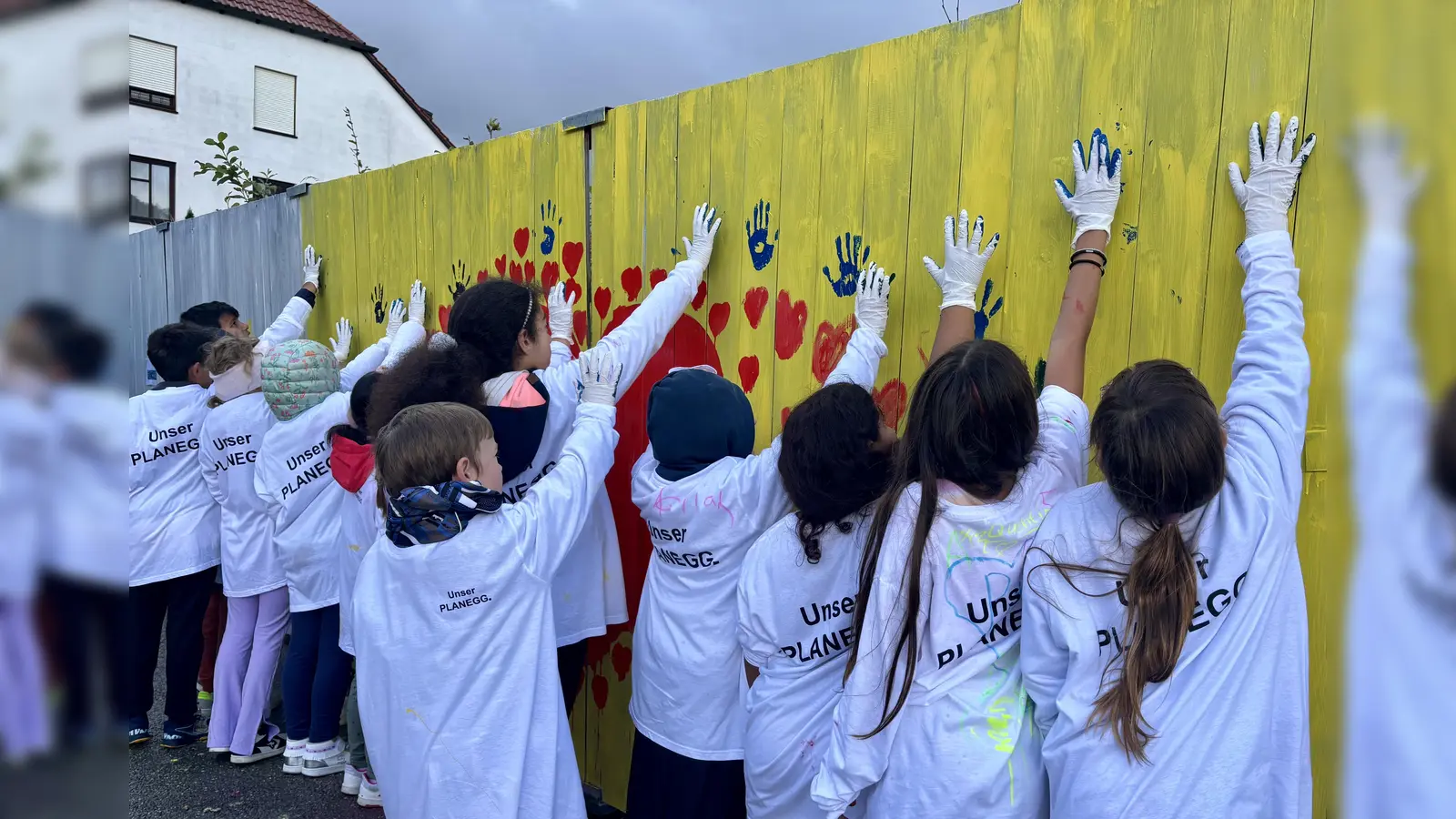 Die Grundschule Planegg ist eine von 25 Gruppen, die den Bauzaun am Heide-Volm-Gelände bemalt.  (Foto: Ulrike Seiffert)