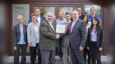 2. Bürgermeister Stephan Weidenbach gratulierte dem Team der Erdwärme Grünwald für den herausragenden Erfolg. (Foto: VA)