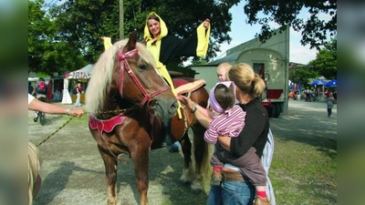 Viel Platz bietet das Festivalgelände im Olympiapark-Süd (hier der Einzug des Münchner Kindls zur LILALU-Eröffnung). Die Fläche würde laut Planung ebenfalls nicht unberührt bleiben. (Foto: LILALU)
