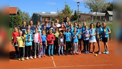 Die kleinen und großen Sieger der Jugend-Clubmeisterschaften der Tennissparte des TSV Otterfing.  (Foto: VA)