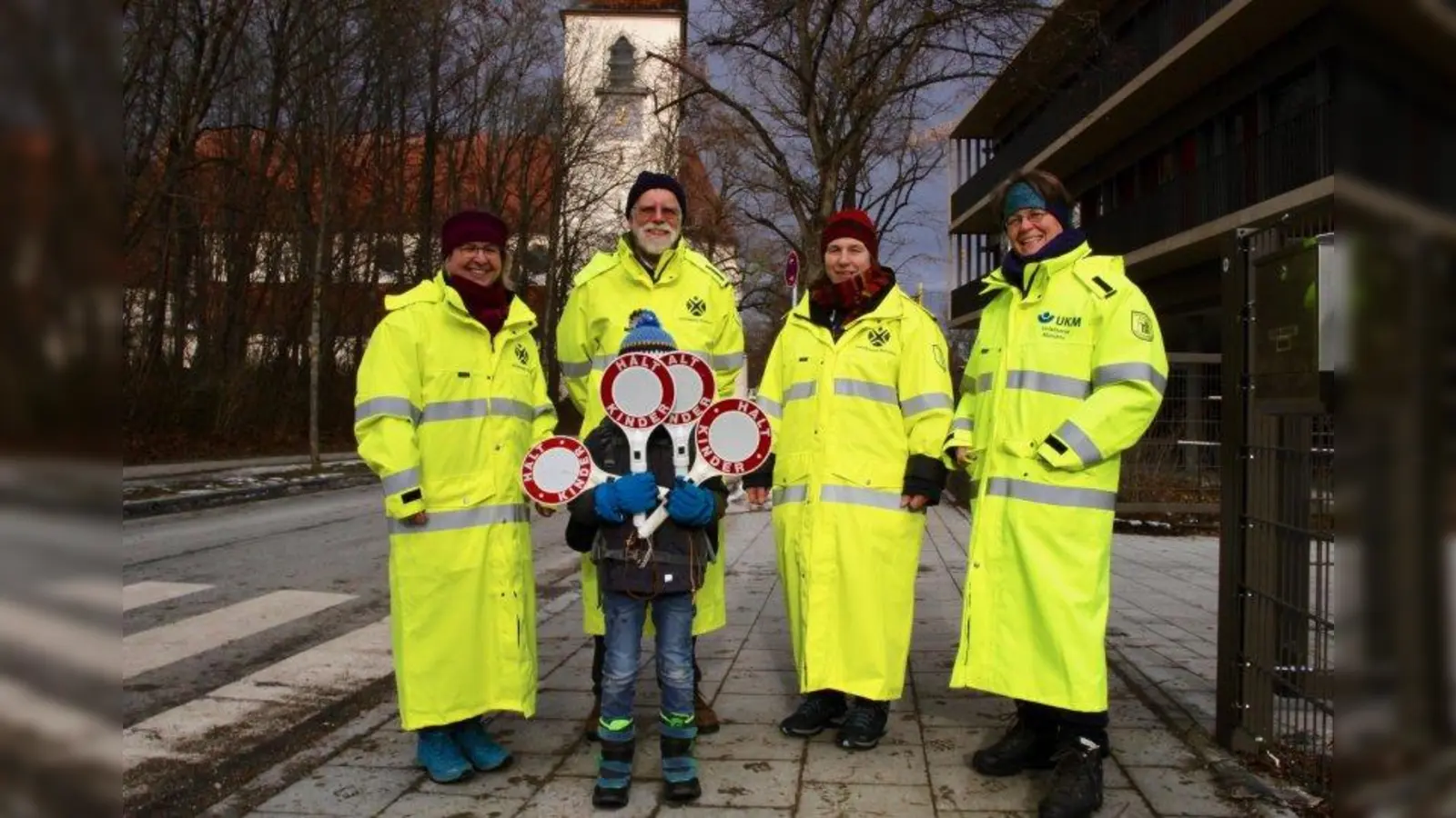 „Halt! Stopp! Wir suchen Verstärkung!” Martina Kölch, Wolfgang Becker, Waltraud Hiepp und Koordinatorin Gabriele Paula (v.l.) sind einige aus dem Schulweghelfer-Team an der Grandlschule. (Foto: us)