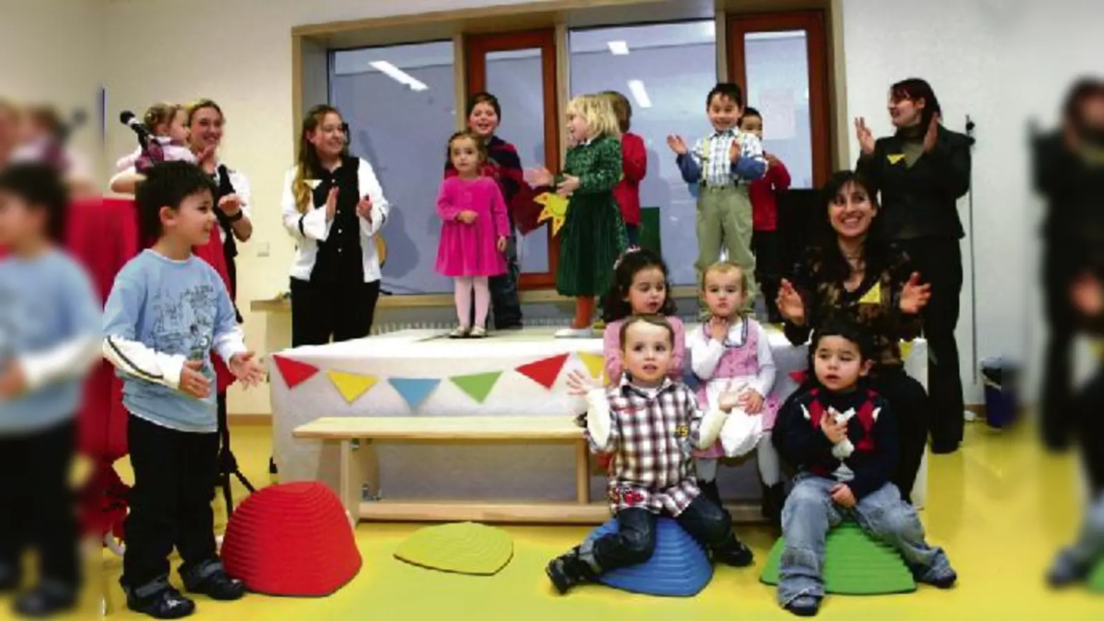Bei der Einweihung des Kindergartens an der Adams-Lehmann-Straße haben die Kinder die Gäste in das »Farbenland«  (entführt.Foto: ko)