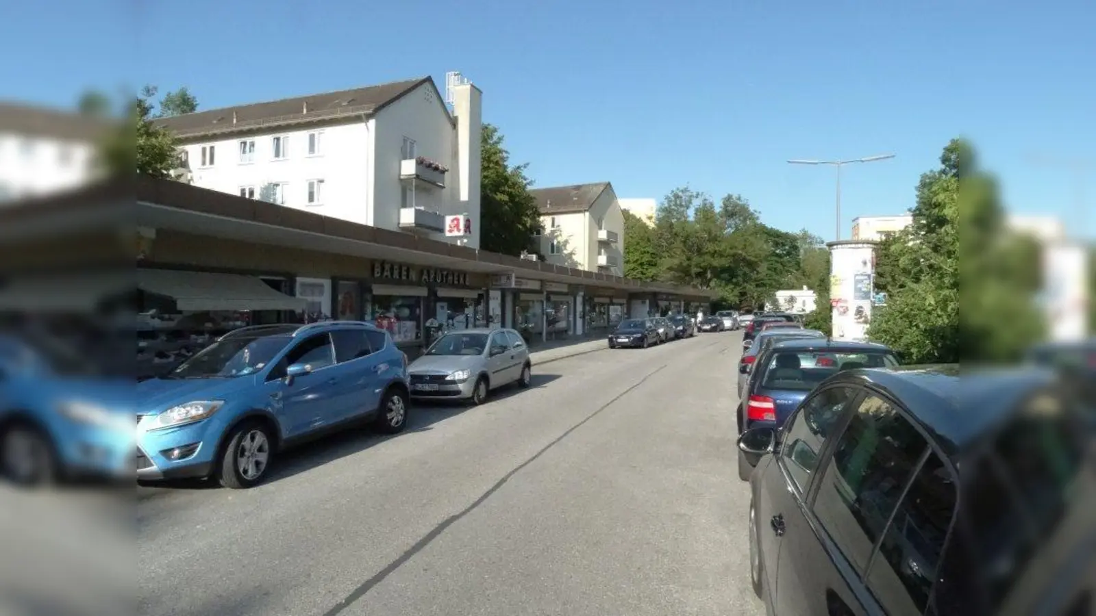 Die Hinterbärendbadstraße vor der Ladenzeile zwischen Heiterwanger- und Rattenberger Straße. 45 Parkplätze würden hier wegfallen, wenn eine vorübergehende Nachbarschafts- oder Spielstraße eingerichtet wird. (Foto: tab)