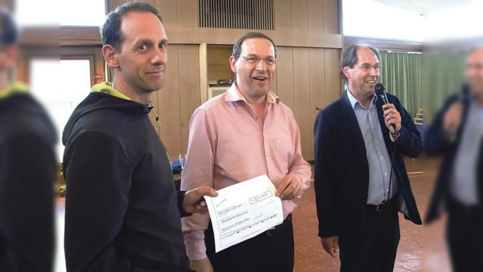 Jens Oellrich, Fried Saacke und Heinz Neiber (v. li.) mit dem Scheck in Höhe vom 3.200 Euro.	  (Foto: ARW)