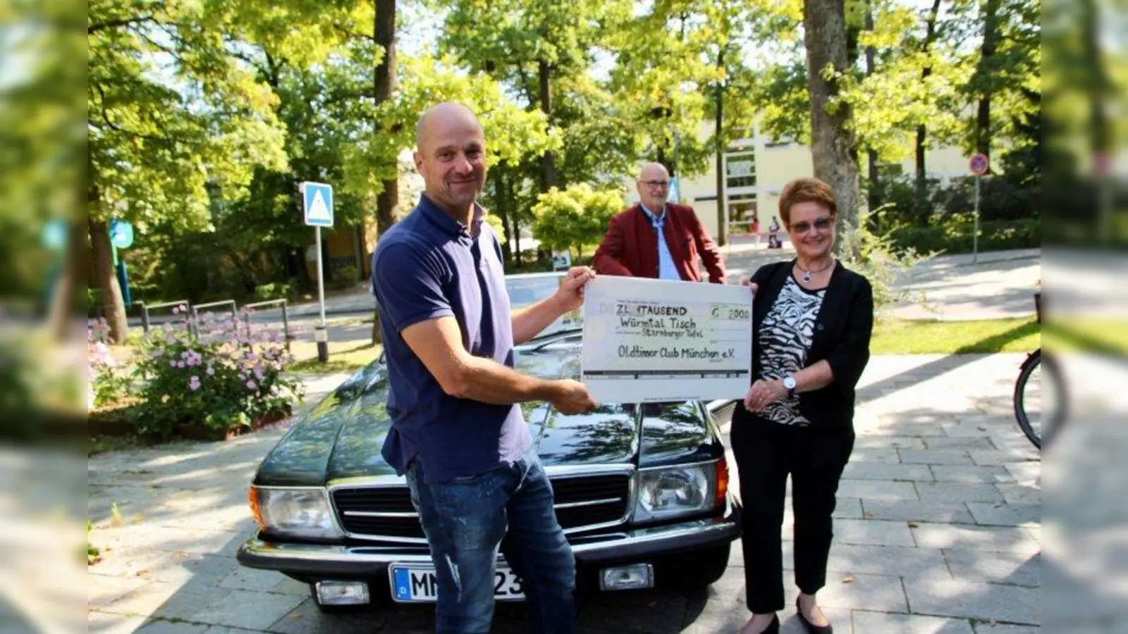 „Spenden wie vom Himmel geschickt“ Marcus Gebhard vom Oldtimer-Clubs mit Bürgermeister Rudolph Haux und Karin Wolf vom Würmtaltisch (v.l.) bei der Scheckübergabe vorm Kraillinger Rathaus. (Foto: us)