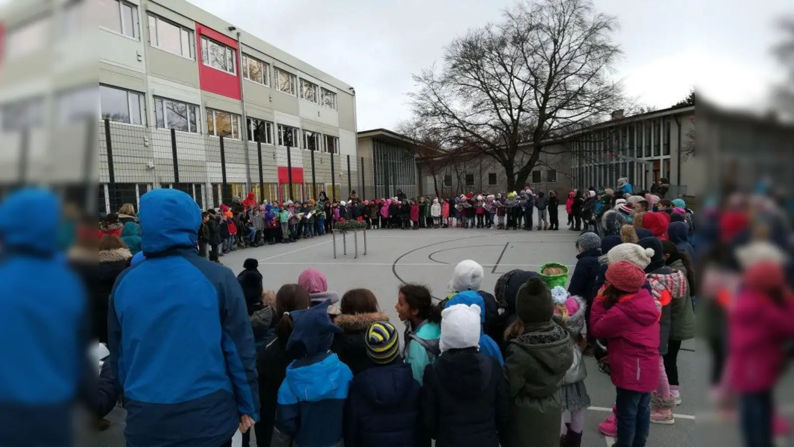 Gemeinsam auf Weihnachten warten: Die Schüler der Grundschule an der Fernpaßstraße stimmen sich gemeinsam auf die besinnliche Jahreszeit ein. (Foto: GS Fernpaßstraße)