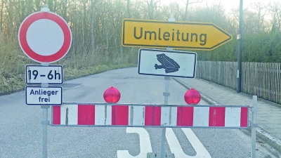 Vorfahrt für die Amphibien: Wenn die Kröten wandern, kann es auch mal zu Straßensperrungen kommen. (Foto: bb)