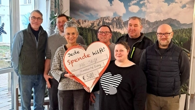 Die bauhof-Mitarbeiter Stefan Weigert, Thomas Beierl, Johann Januschkowetz, Pius Viechter und Markus Braun (hinten, von links) überreichten den Spendenscheck an Heimleiterin Angelina Di Virgilio (vorne, links) sowie die stellvertretende Pflegedienstleiterin und Personalrätin Jasmin Heckmeier.  (Foto: Stadt Erding )