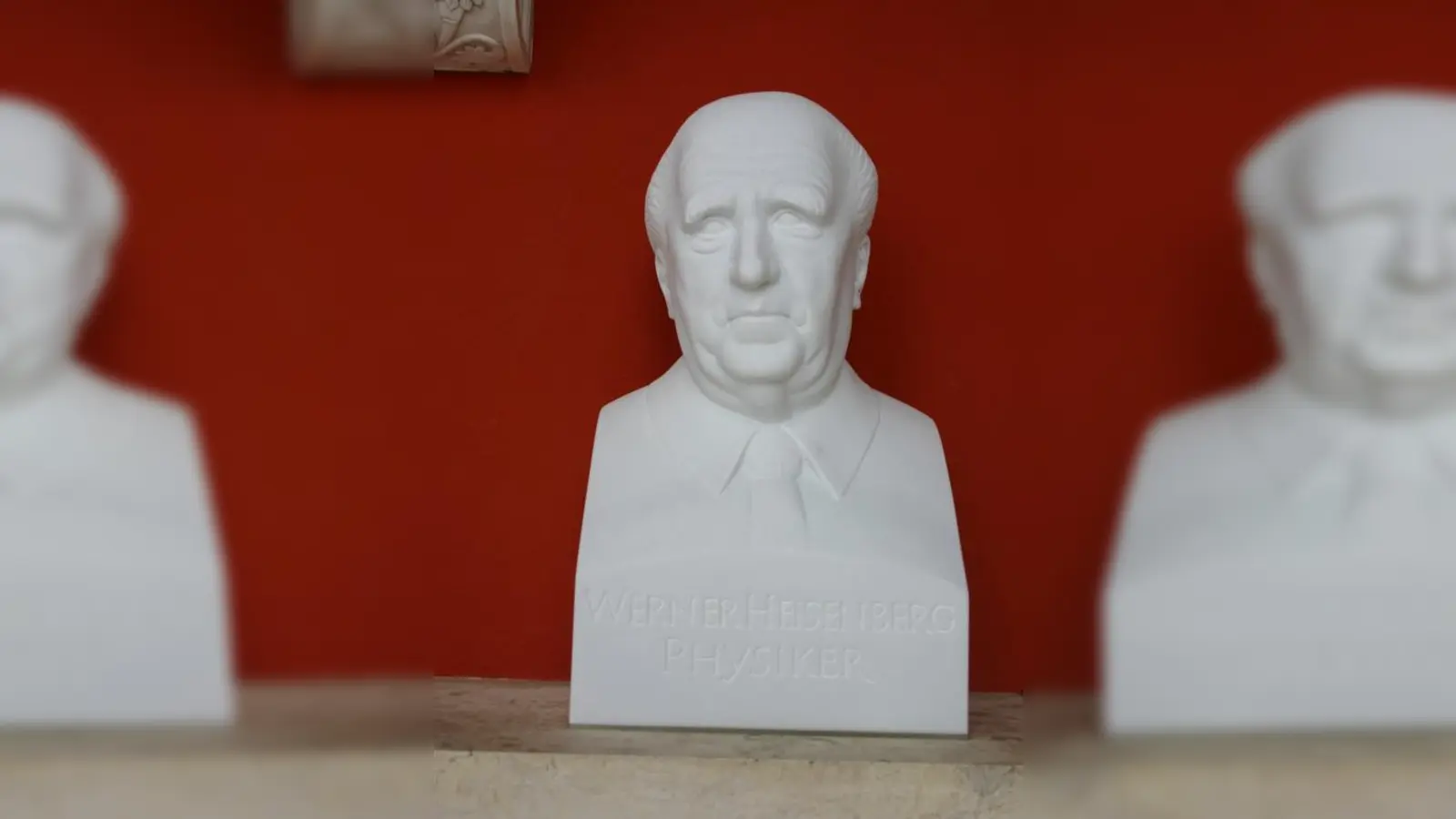 Neu in der Ruhmeshalle: Die Marmorbüste von Nobelpreisträger Werner Heisenberg.  (Foto: sm)