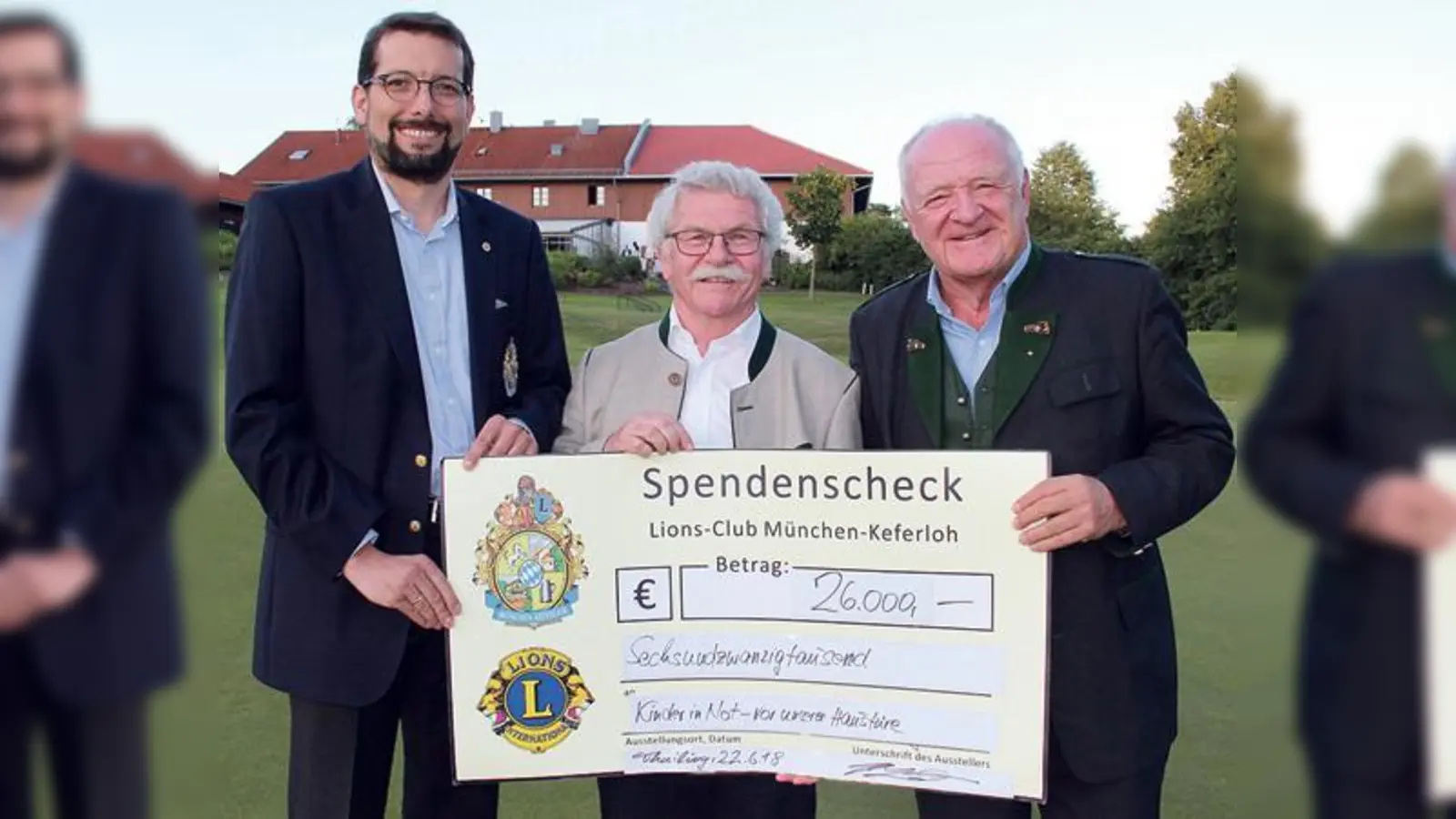 Scheckübergabe 26.000 Euro an die Aktion »Kinder in Not vor unserer Haustüre« (v.l.n.r.): Harald Leonpacher, Fritz Schöfinius und  Alois Knürr. 	 (Foto: Lions Club)