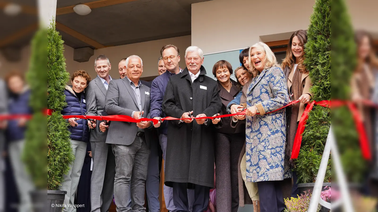 Horizont-Gründerin Jutta Speidel eröffnete gemeinsam mit Unterstützern und Projektverantwortlichen das 3. Horizont-Haus in München. (Foto: HORIZONT e.V.)