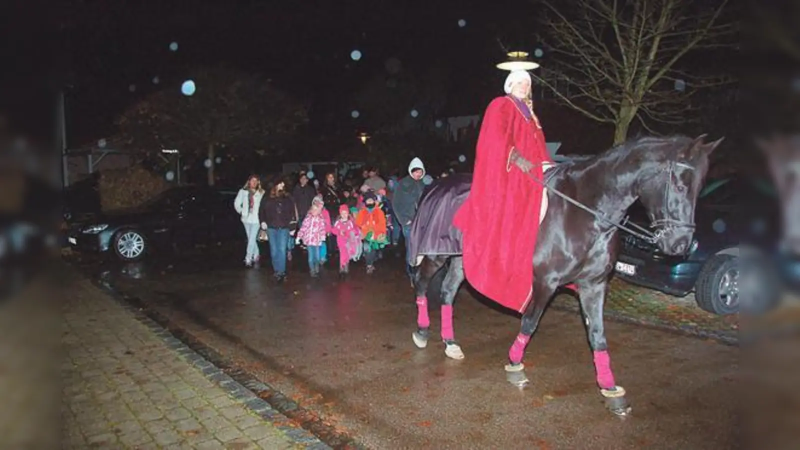 Sankt Martin (Claudia Zäch) führte den Umzug mit den Teilnehmern an.	 (Foto: Paolo Degli Esposito)