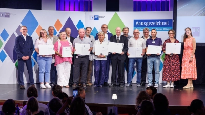 Gruppenfoto der geehrten Prüferinnen und Prüfer für den Prüfungsbereich Handel, Logistik, Transport und Verkehr mit Kathrin Wickenhäuser-Egger (r.) und Hubert Schöffmann (l.). (Foto: Matthias Balk/IHK)