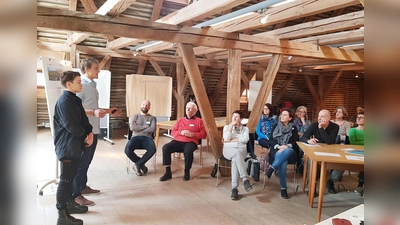 Julian Schmidt und eine Mitschülerin erklärten die Arbeit von "Grafing goes green". (Foto: Benjamin Hahn)