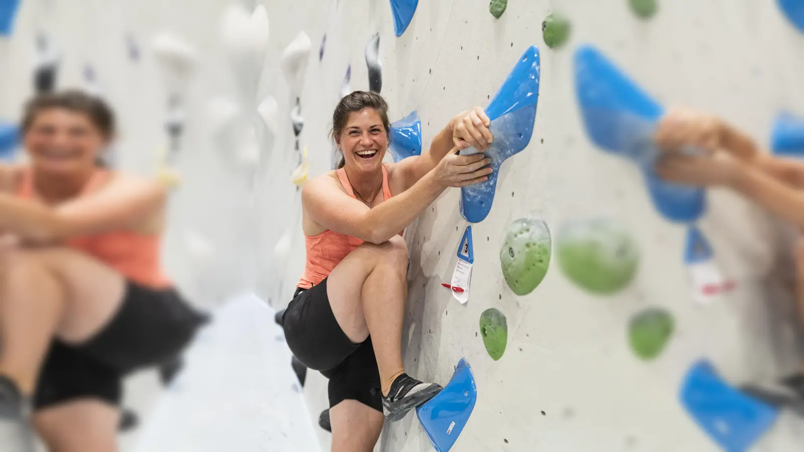 Seine Probleme mit an die Wand nehmen und einfach wegturnen - das kann man beim Bouldern zusammen mit anderen Teilnehmern. (Foto: Miriam Mayer)