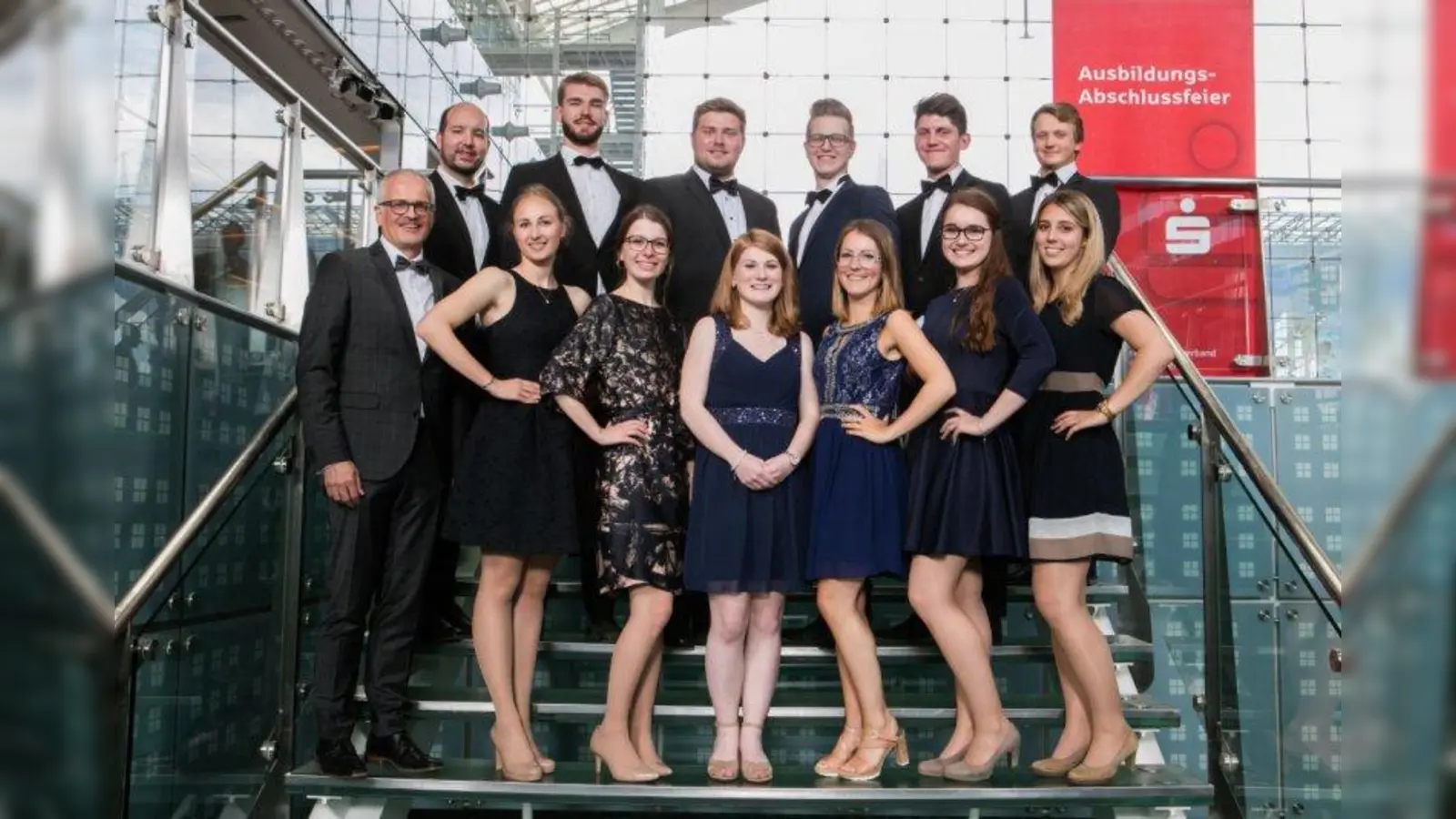 Die Absolventen der Sparkasse Oberland mit Vorstandsvorsitzenden Thomas Orbig (vorne links) und Ausbilder Herbert Leistner (hinten links). (Foto: Sparkasse Oberland)