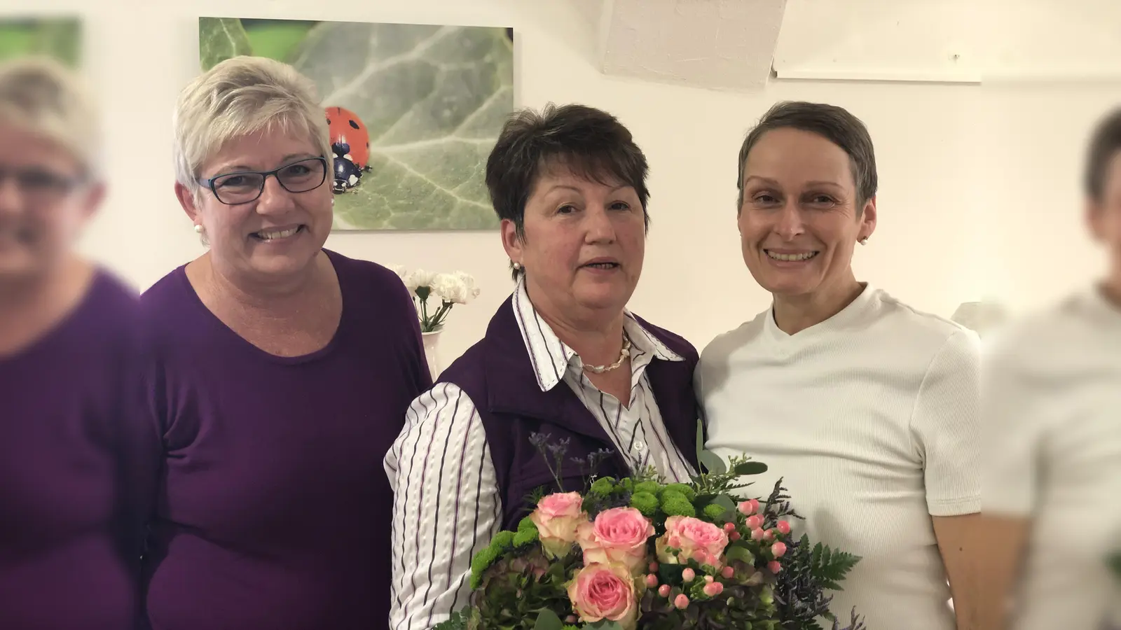 Ingrid Veigl (links) und Nicole Zellner (rechts) mit der Jubilarin Anna Schechner. (Foto: Caritas )