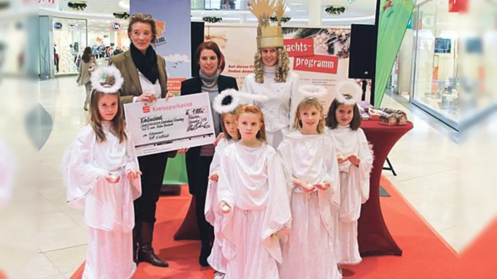 Einen Scheck im Wert von 1.000 Euro überreichten das Christkind und Bahar Esin an Dr. Dr. Irene ­Teichert-von Lüttichau.  (Fotos: ek)