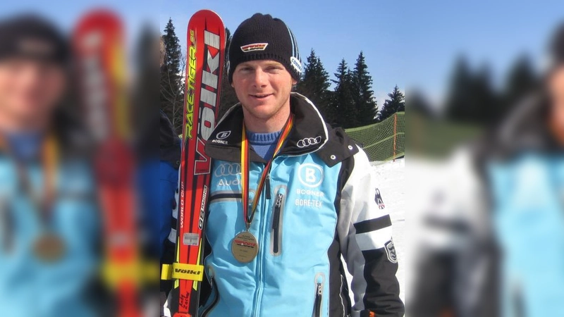 Hier Mathias Wölfl im Dress der deutschen Ski-Nationalmannschaft mit einer seiner vielen Medaillen bei der Deutschen Meisterschaft 2007. (Foto: pi)