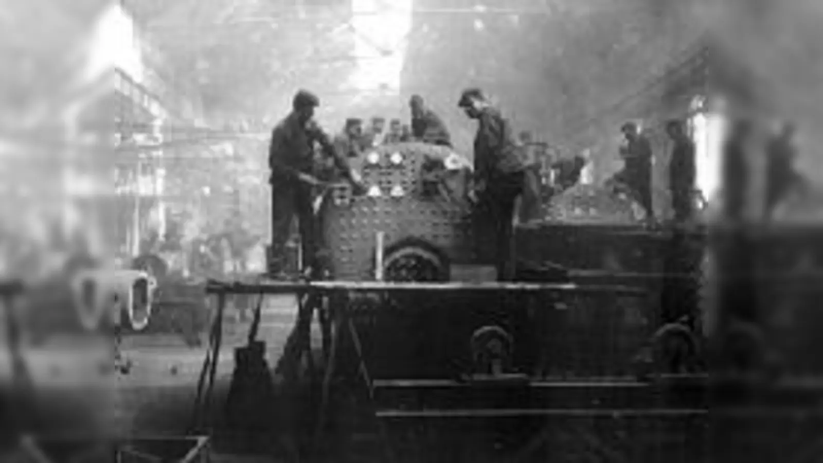 Die Dampfkesselmontage bei der Firma Maffei um 1900. 	 (Foto: Sammlung Rudolf Förth, München)