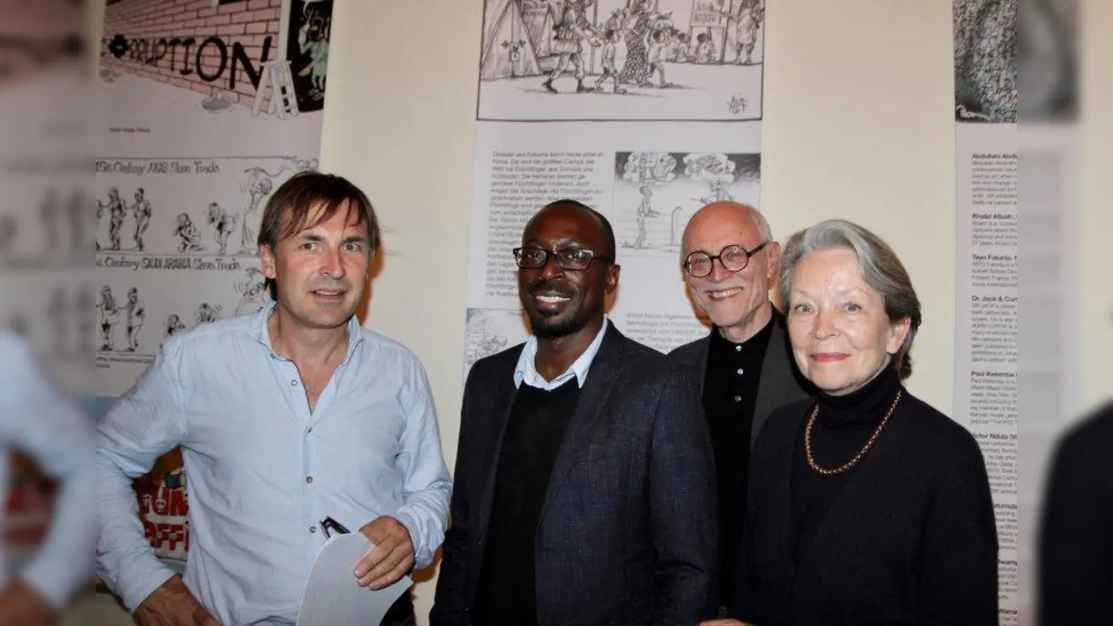 „Karikaturen haben eine universelle Sprache, die Message ändert sich nicht, das ist das Geniale.“ Nina und Christoph Melchers vom Verein zur Förderung von Bildung und Publizistik zu Umwelt und Entwicklung e.V., der Kurator aus Nairobi Victor Ndula sowie Thomas Linsmayer aus der Pasinger Fabrik (v.l.) bei der Vernissage der Cartoon-Ausstellung. (Foto: us)