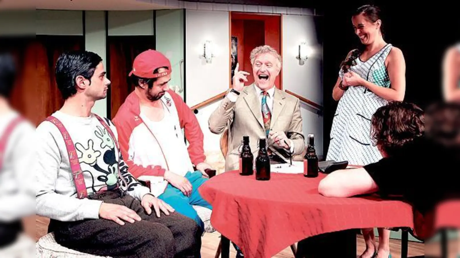 Bier auf dem Tisch und ordentlich Klischees  (Foto: Der Kontrolleur Herr Reize (Steffen Laube, Mitte) soll von der deutschen Lebensart einer deutschen Familie überzeugt werden.)